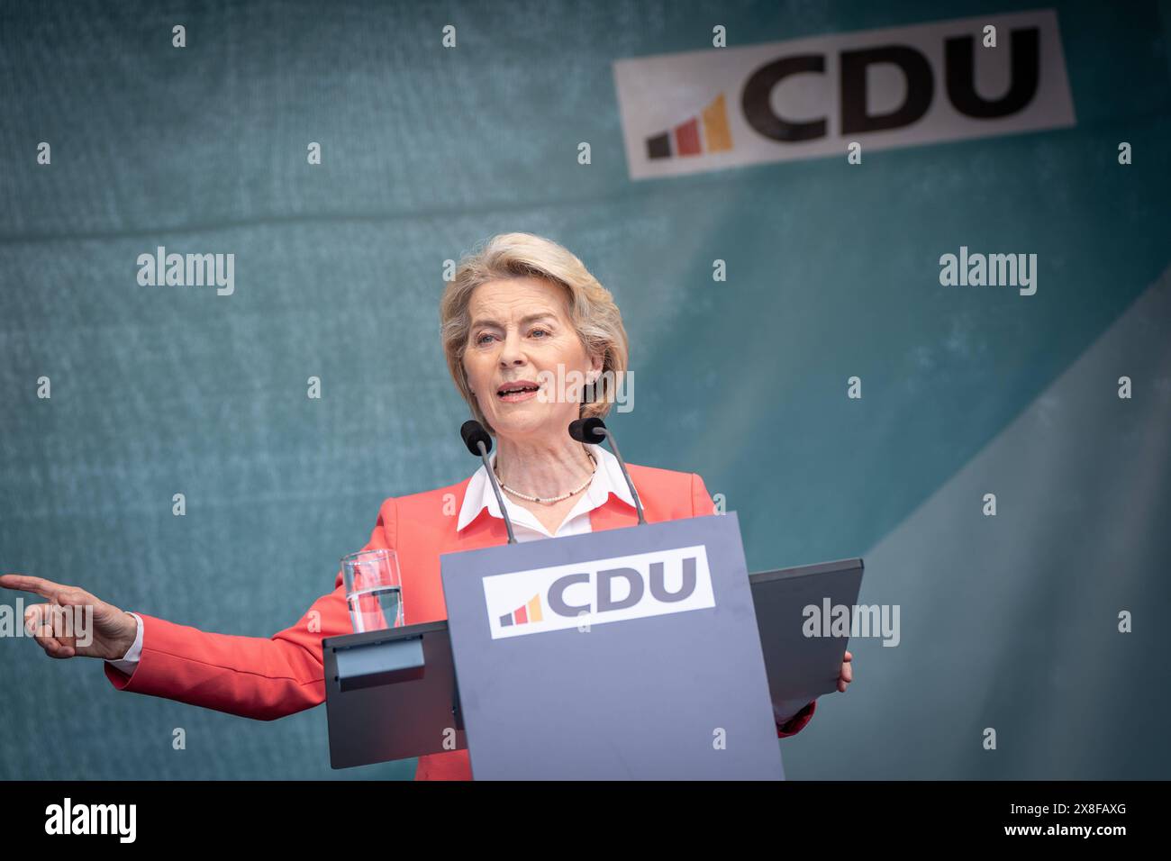 CDU-Wahlkampfveranstaltung zu Europawahl 2024 in Wunstorf-Steinhude am Steinhuder Meer bei Hannover in Niedersachsen Ursula von der Leyen, Präsidentin Europäische Kommission und Spitzenkandidatin zur EuropawahlCDU-Wahlkampfveranstaltung zu Europawahl 2024 in Wunstorf-Steinhude am Steinhuder Meer bei Hannover in Niedersachsen Ursula von der Leyen, Präsidentin Europäische Kommission und Spitzenkandidatin zur Europawahl, Steinhude Niedersachsen Deutschland Vorplatz Seeterrassen *** CDU campaign event for the 2024 European elections in Wunstorf Steinhude am Steinhuder Meer near Hanover in Lower Sa Stock Photo