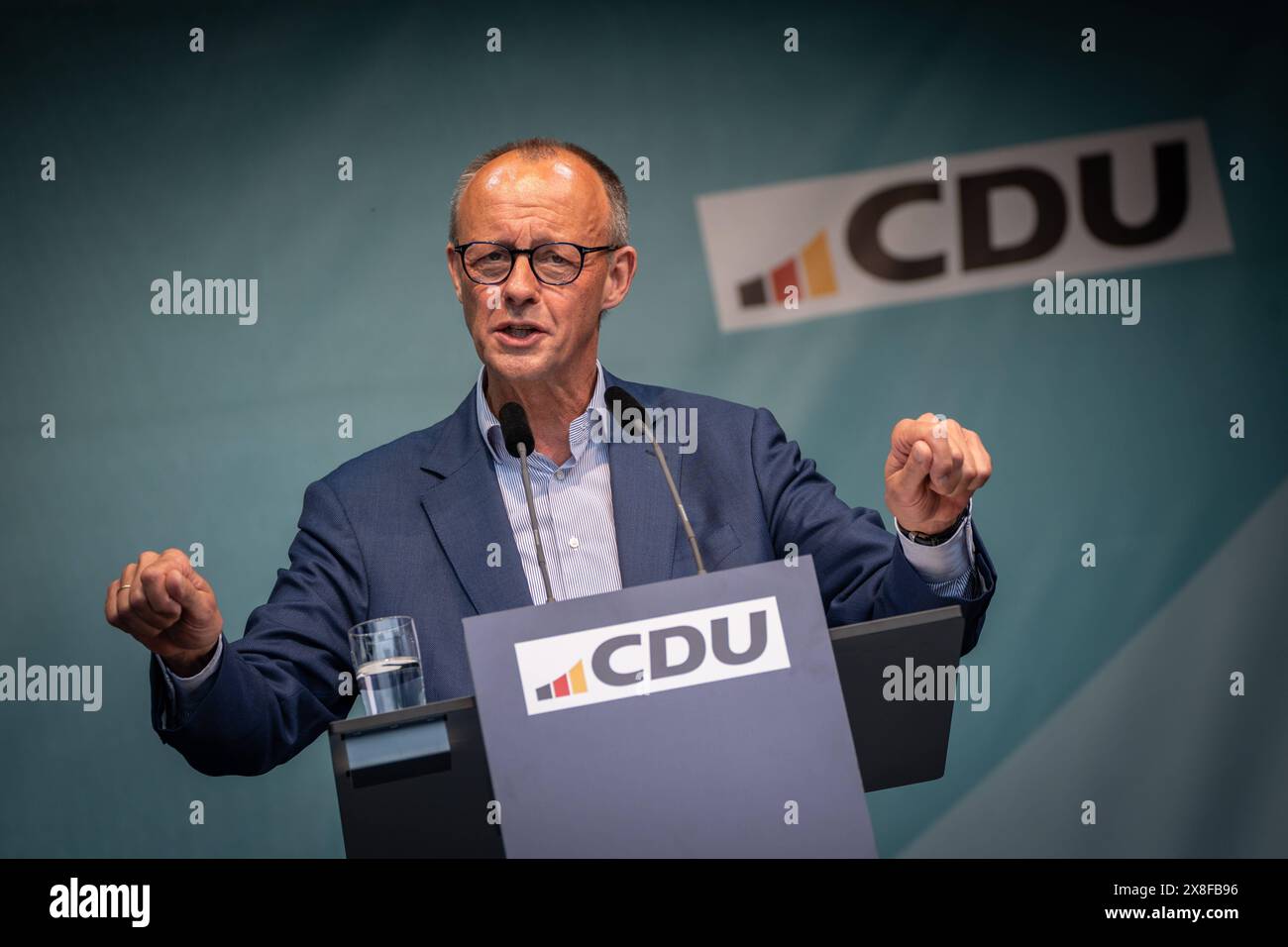 CDU-Wahlkampfveranstaltung zu Europawahl 2024 in Wunstorf-Steinhude am Steinhuder Meer bei Hannover in Niedersachsen CDU-Parteivorsitzender Friedrich MerzCDU-Wahlkampfveranstaltung zu Europawahl 2024 in Wunstorf-Steinhude am Steinhuder Meer bei Hannover in Niedersachsen CDU-Parteivorsitzender Friedrich Merz, Steinhude Niedersachsen Deutschland Vorplatz Seeterrassen *** CDU election campaign event for the 2024 European elections in Wunstorf Steinhude am Steinhuder Meer near Hanover in Lower Saxony CDU party chairman Friedrich Merz CDU election campaign event for the 2024 European elections in W Stock Photo