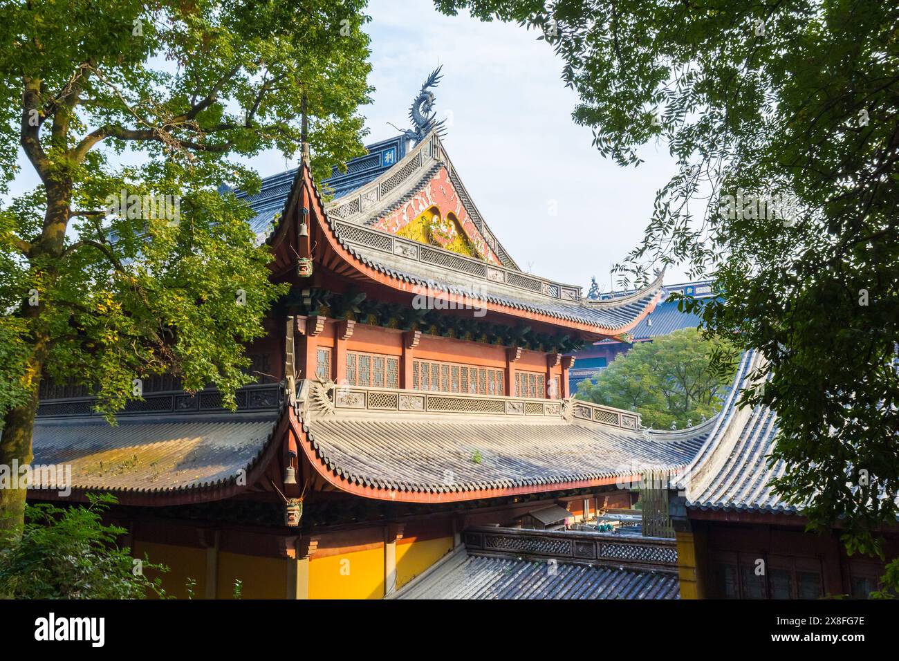 Decorated roof of the historic Lingyin Temple in Hangzhou, China Stock Photo