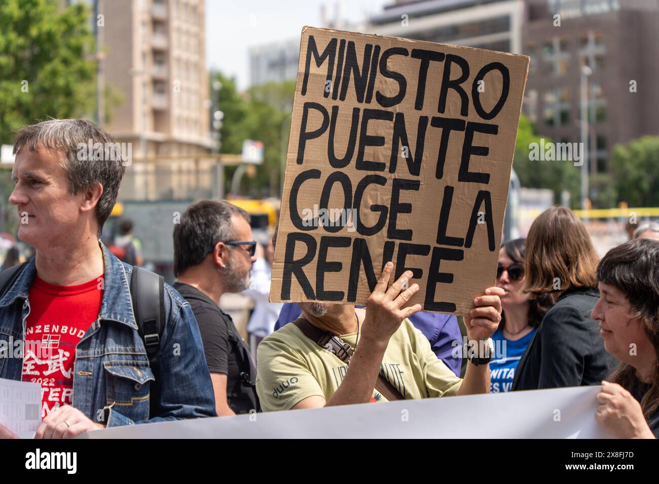 The collective 'Dignitat a les Vies' holds a demonstration in front of Sants station to demand improvements in the commuter rail service after the issues in Montcada i Reixac, which was the straw that broke the camel's back. A bingo game was also held to raffle a stool, as an ironic gesture towards the hours users have to spend standing on the train. El colectivo 'Dignitat a les Vies' realiza una concentración frente a la estación de Sants para reivindicar la mejora en el servicio de cercanías tras la problemática en Montcada i Reixac, que ha sido la gota que colmó el vaso. También se ha hecho Stock Photo