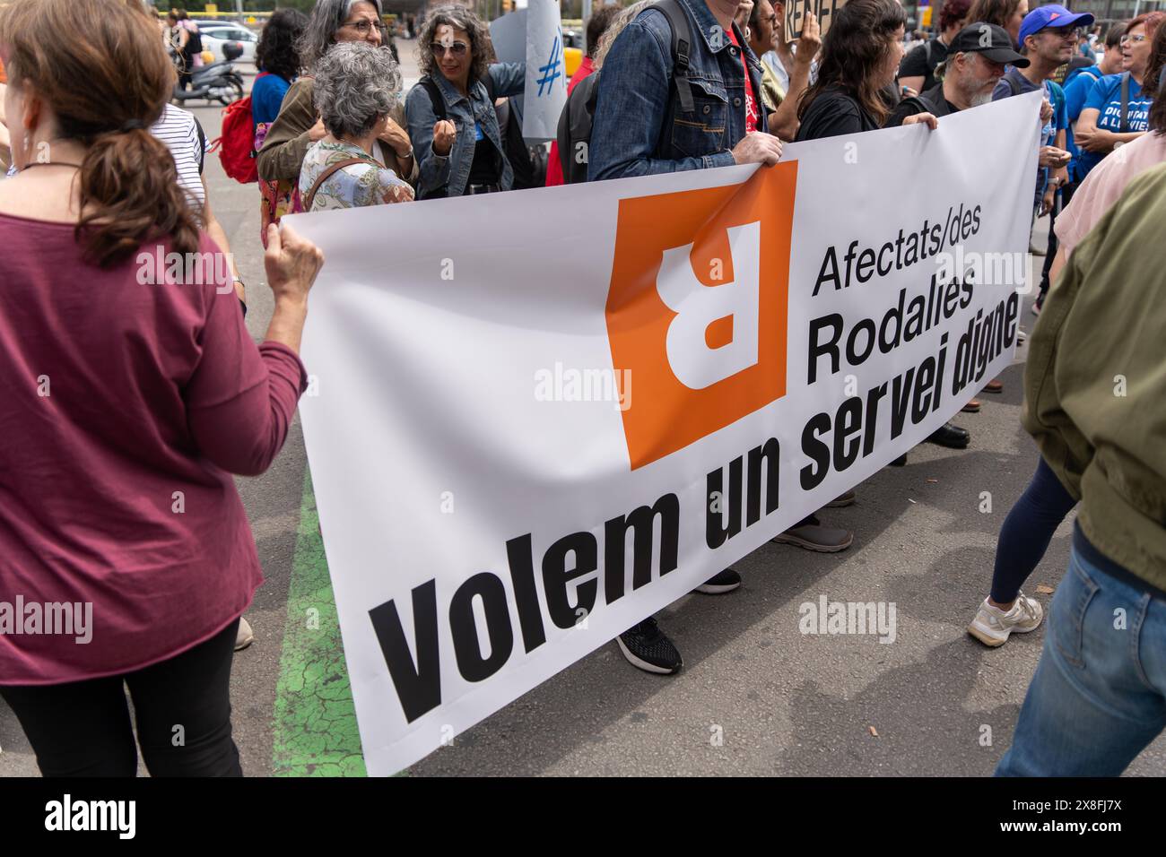 The collective 'Dignitat a les Vies' holds a demonstration in front of Sants station to demand improvements in the commuter rail service after the issues in Montcada i Reixac, which was the straw that broke the camel's back. A bingo game was also held to raffle a stool, as an ironic gesture towards the hours users have to spend standing on the train. El colectivo 'Dignitat a les Vies' realiza una concentración frente a la estación de Sants para reivindicar la mejora en el servicio de cercanías tras la problemática en Montcada i Reixac, que ha sido la gota que colmó el vaso. También se ha hecho Stock Photo