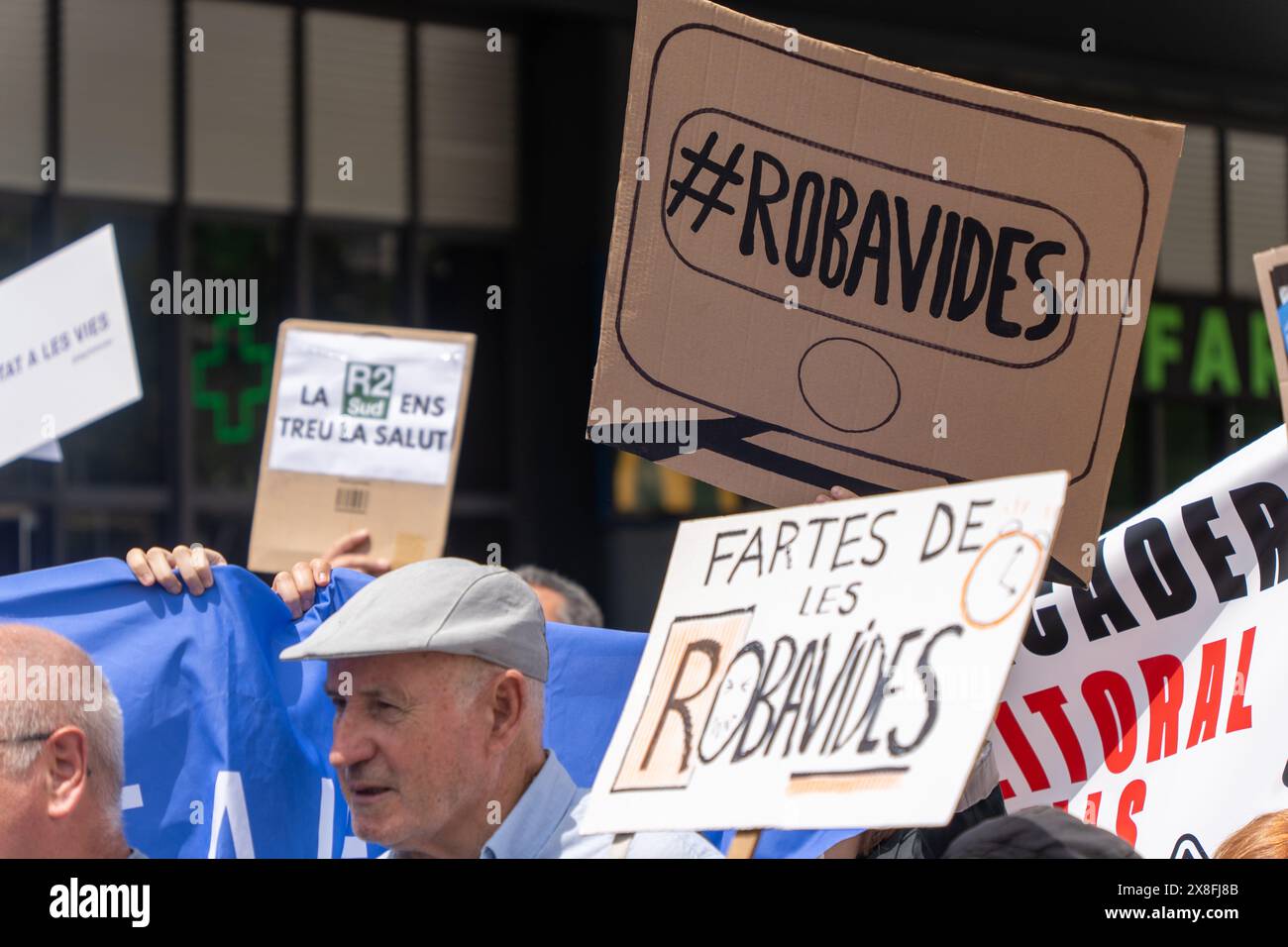 The collective 'Dignitat a les Vies' holds a demonstration in front of Sants station to demand improvements in the commuter rail service after the issues in Montcada i Reixac, which was the straw that broke the camel's back. A bingo game was also held to raffle a stool, as an ironic gesture towards the hours users have to spend standing on the train. El colectivo 'Dignitat a les Vies' realiza una concentración frente a la estación de Sants para reivindicar la mejora en el servicio de cercanías tras la problemática en Montcada i Reixac, que ha sido la gota que colmó el vaso. También se ha hecho Stock Photo