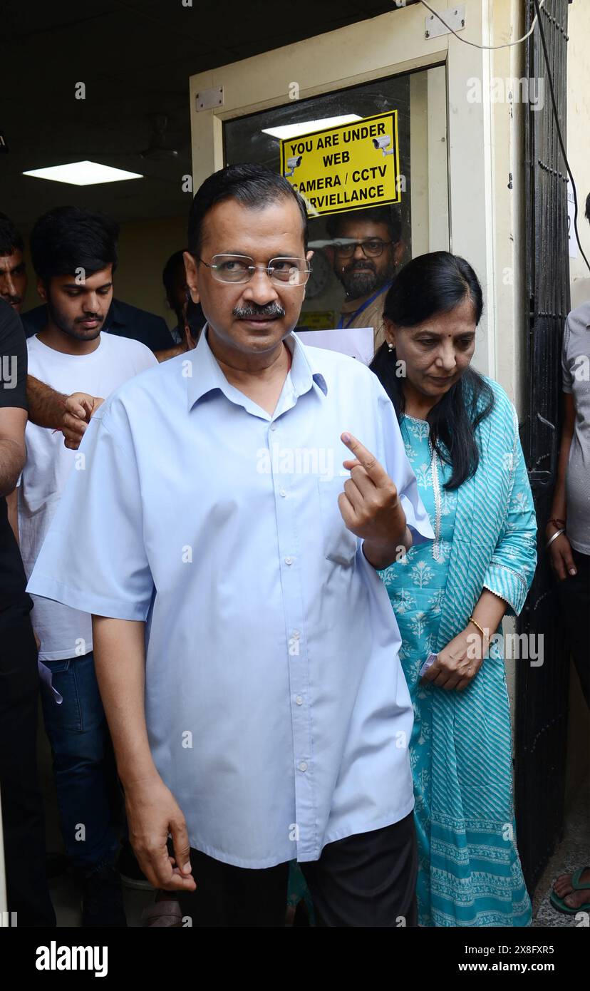 New Delhi, India. 25th May, 2024. Delhi Chief Minister Arvind Kejrival accompanied by wife Sunita, coming out of a polling booth after casting their vote in the ongoing Parliamentary Election in New Delhi (Photo by Sondeep Shankar/Pacific Press) Credit: Pacific Press Media Production Corp./Alamy Live News Stock Photo