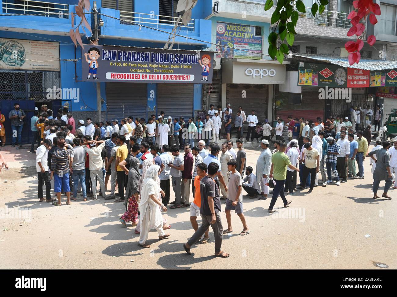 New Delhi, India. 25th May, 2024. Voters que-up to cast their vote at a polling booth in the ongoing Parliamentary Election in New Delhi. (Photo by Sondeep Shankar/Pacific Press) Credit: Pacific Press Media Production Corp./Alamy Live News Stock Photo
