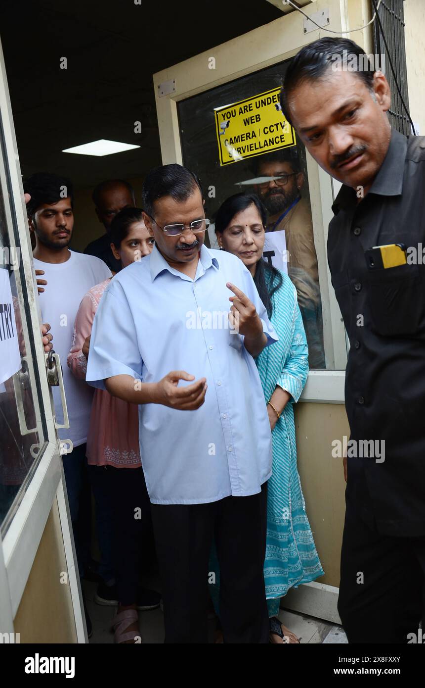New Delhi, India. 25th May, 2024. Delhi Chief Minister Arvind Kejrival accompanied by wife Sunita, coming out of a polling booth after casting their vote in the ongoing Parliamentary Election in New Delhi. (Photo by Sondeep Shankar/Pacific Press) Credit: Pacific Press Media Production Corp./Alamy Live News Stock Photo