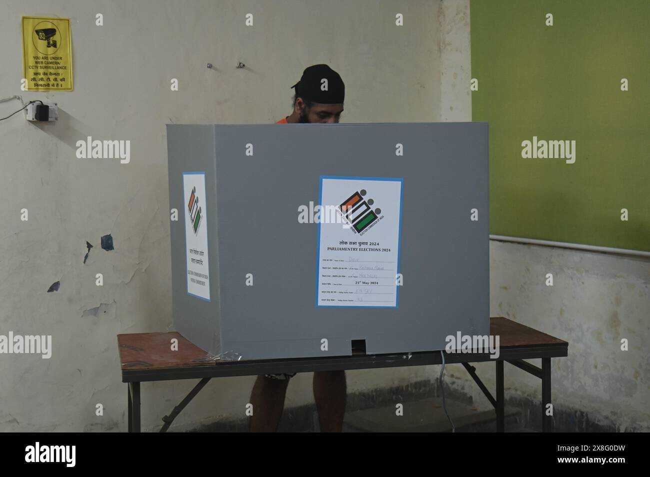New Delhi, Delhi, India. 25th May, 2024. A man casts his vote in the Electronic Voting Machine (EVM) at a polling station during the sixth phase of the Indian General Elections at New Delhi, India on May 26, 2024. (Credit Image: © Kabir Jhangiani/ZUMA Press Wire) EDITORIAL USAGE ONLY! Not for Commercial USAGE! Stock Photo