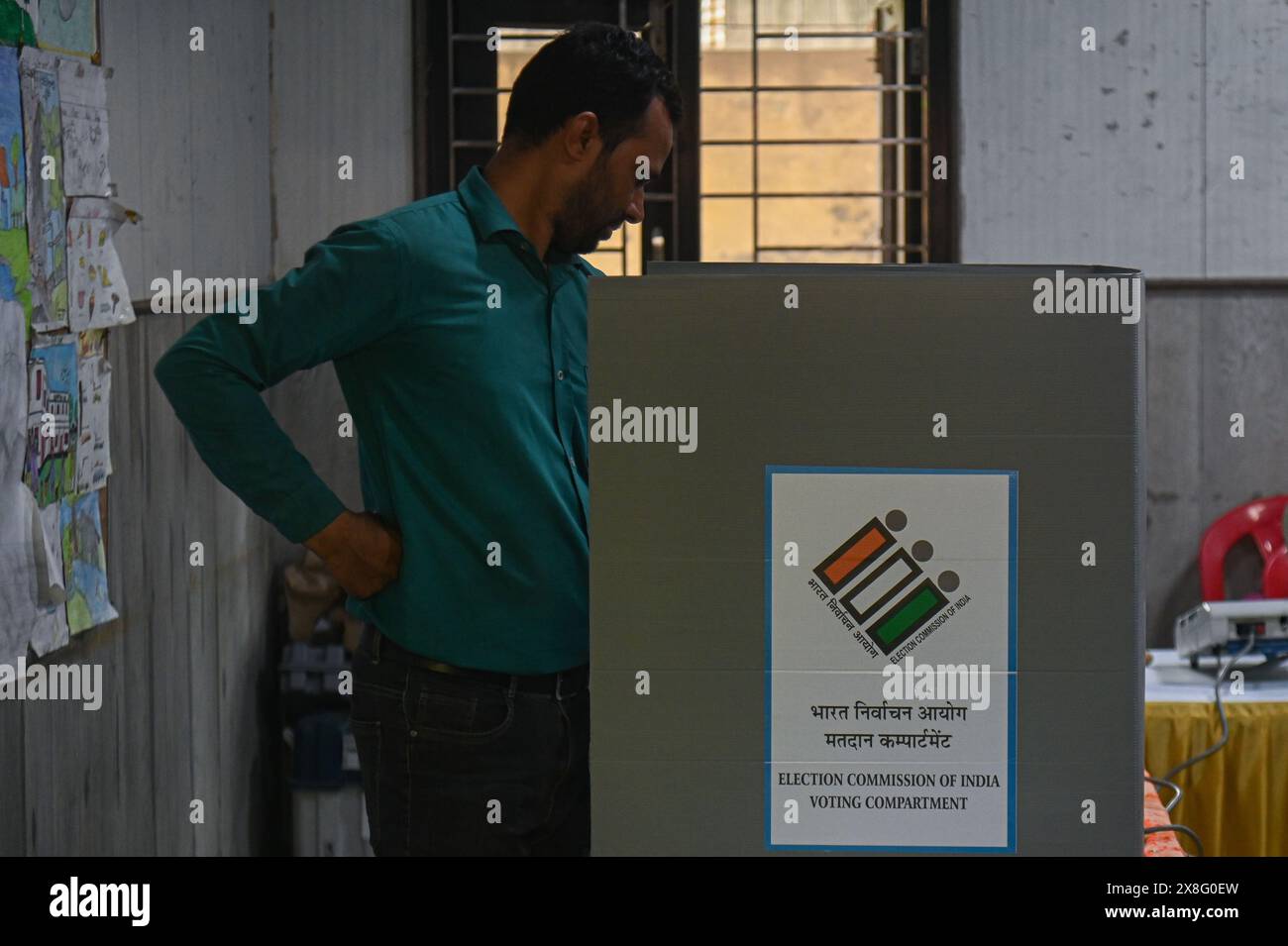 New Delhi, Delhi, India. 25th May, 2024. A man casts his vote in the Electronic Voting Machine (EVM) at a polling station during the sixth phase of the Indian General Elections at New Delhi, India on May 26, 2024. (Credit Image: © Kabir Jhangiani/ZUMA Press Wire) EDITORIAL USAGE ONLY! Not for Commercial USAGE! Stock Photo