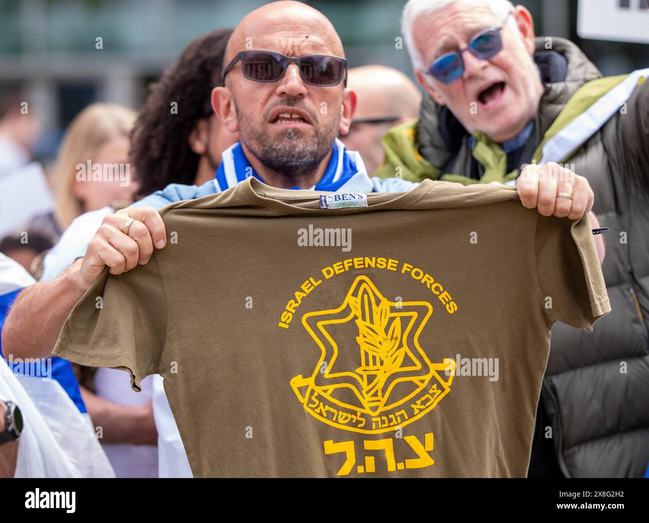 Israel Defence Forces t shirt held by pro Israel demonstrator. Palestian protest blocked by pro Israel demonstration. The Palestian protest faced off the pro Israel protest in Manchester city centre's St Peter's Square. The Palestinian march then attempted to march down Oxford road Manchester but were prevented by the Pro Israel protest. Police intervened with protesters pushing but being kept apart. Eventually the march was allowed to pass with Police keeping the two sides apart. Some police drew their batons and used them to control the crowd. Manchester UK. Picture: gary Roberts/worldwidefe Stock Photo