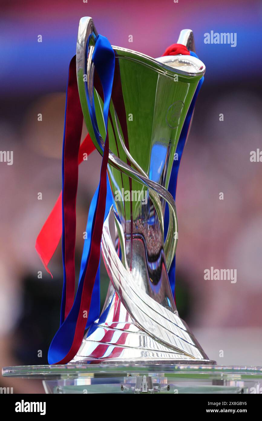 Womens champions league trophy hi-res stock photography and Womens champions league trophy hi-res stock photography and