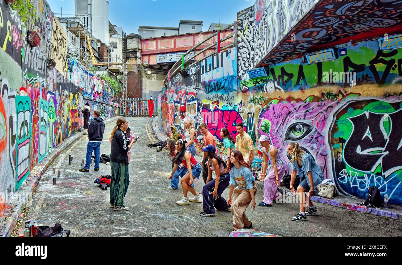 London Leake Street The Graffiti Tunnel artists pictures and Hip Hop dancers at tunnel entrance Stock Photo