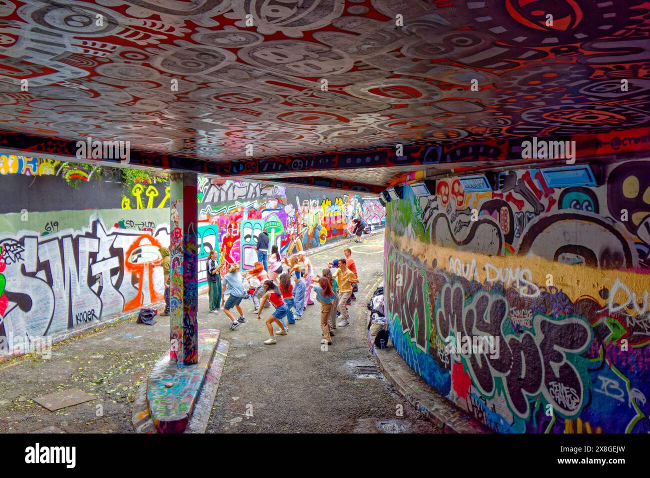 London Leake Street The Graffiti Tunnel Hip Hop dancers at tunnel entrance Stock Photo