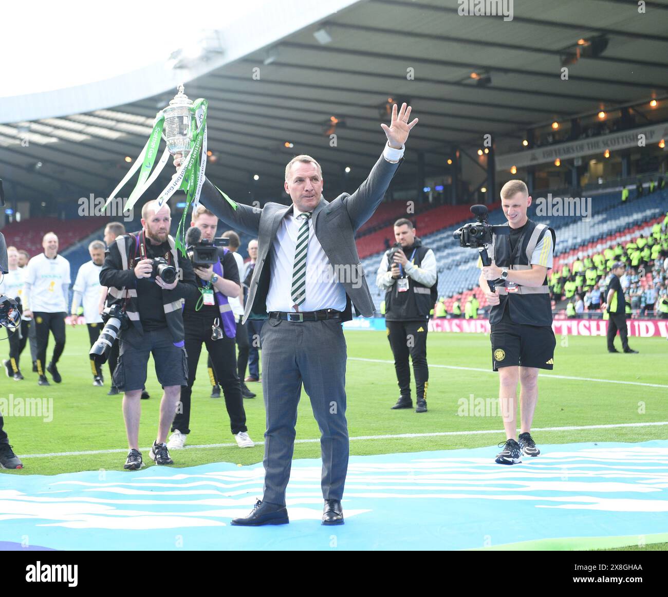 Hampden Park. Glasgow.Scotland, UK. 25th May, 2024. Celtic vs Rangers Scottish Cup Final. Celtic team celebrations manager Brendan Rodgers with trophy Credit: eric mccowat/Alamy Live News Stock Photo