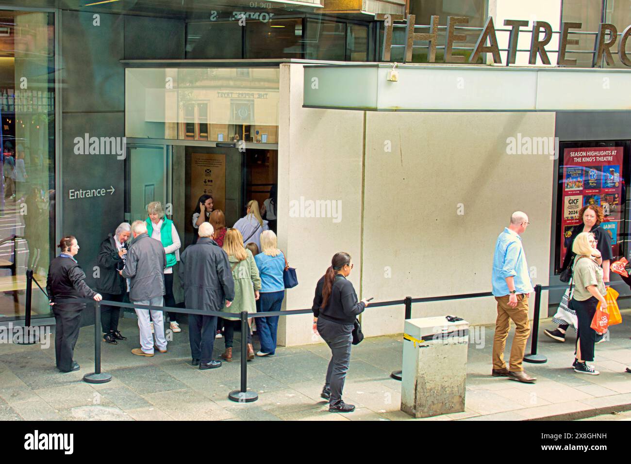 Glasgow, Scotland, UK. 25th May, 2024: UK Weather: Dry day as locals and tourists in the city as theatre goers queued for the theatre royal at lunchtime. Credit Gerard Ferry/Alamy Live News Stock Photo