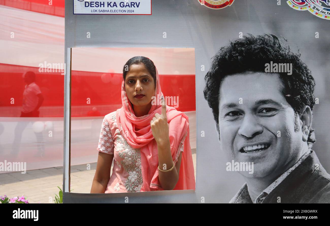 New Delhi, India. 25th May, 2024. A woman voter shows her finger marked with indelible ink after casting her vote on a selfie point at a polling station during the sixth phase of Lok Sabha elections. (Photo by Naveen Sharma/SOPA Images/Sipa USA) Credit: Sipa USA/Alamy Live News Stock Photo