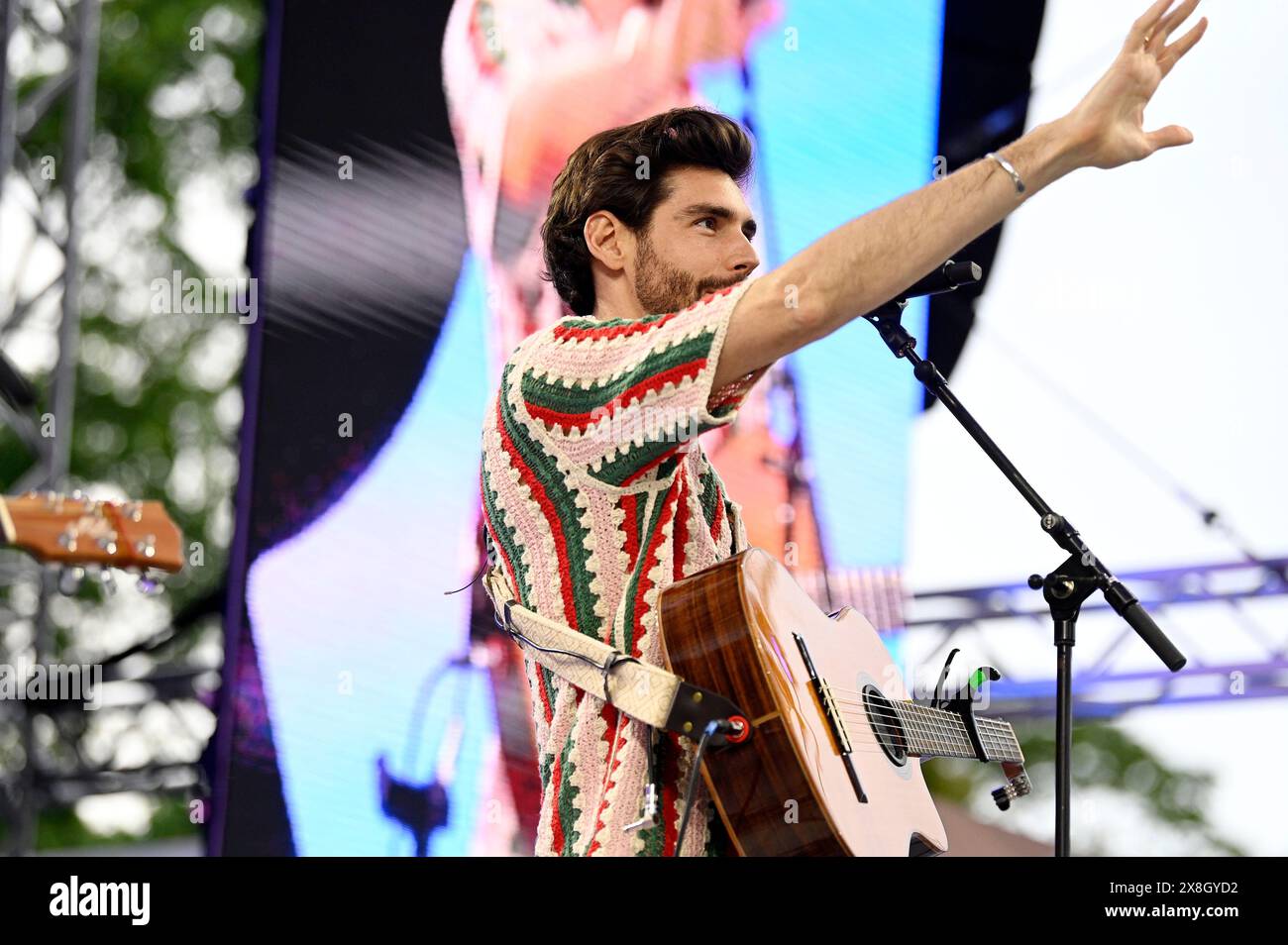 Alvaro Soler live bei einem Konzert auf dem Demokratiefest zu 75 Jahren Grundgesetz auf der 360