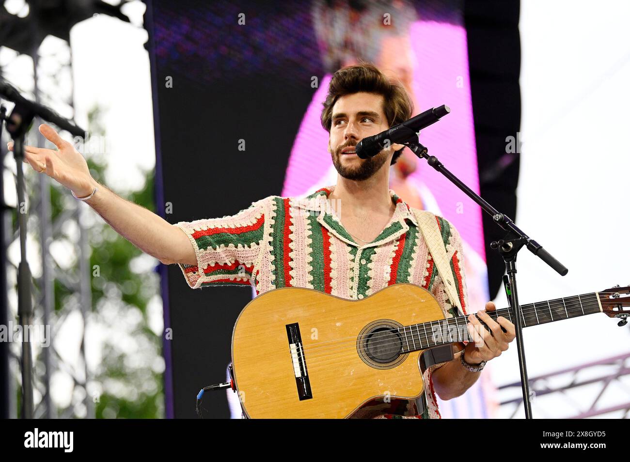 Alvaro Soler live bei einem Konzert auf dem Demokratiefest zu 75 Jahren Grundgesetz auf der 360