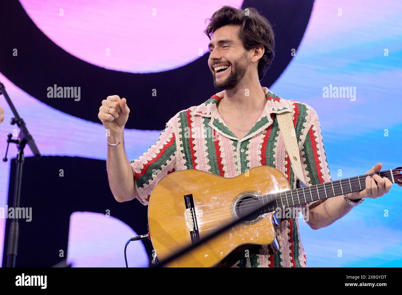 Alvaro Soler live bei einem Konzert auf dem Demokratiefest zu 75 Jahren Grundgesetz auf der 360