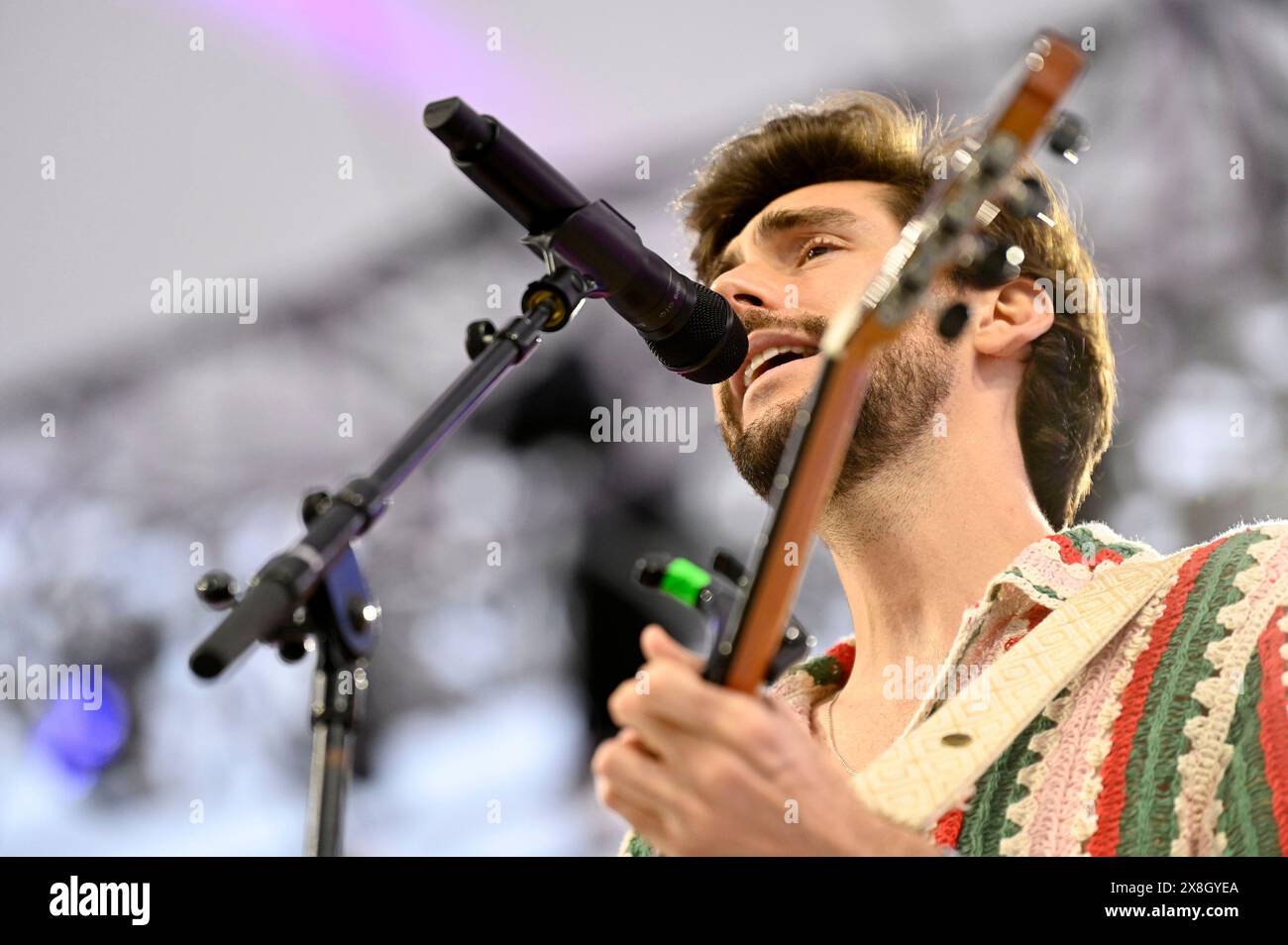 Alvaro Soler live bei einem Konzert auf dem Demokratiefest zu 75 Jahren Grundgesetz auf der 360
