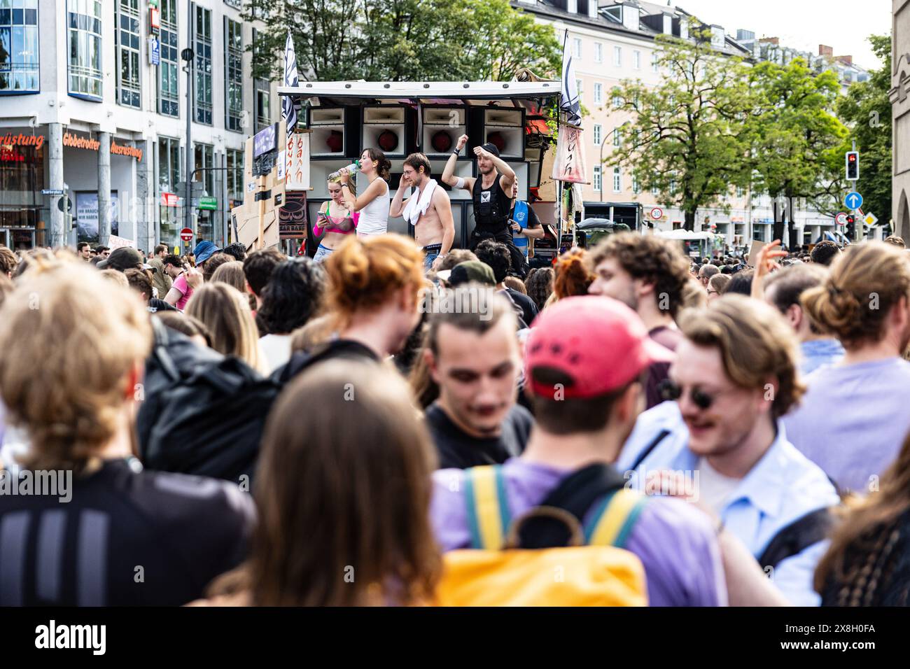 Foto zu Munich, Germany. 25th May, 2024. On May 25, 2024 thousands joined the 