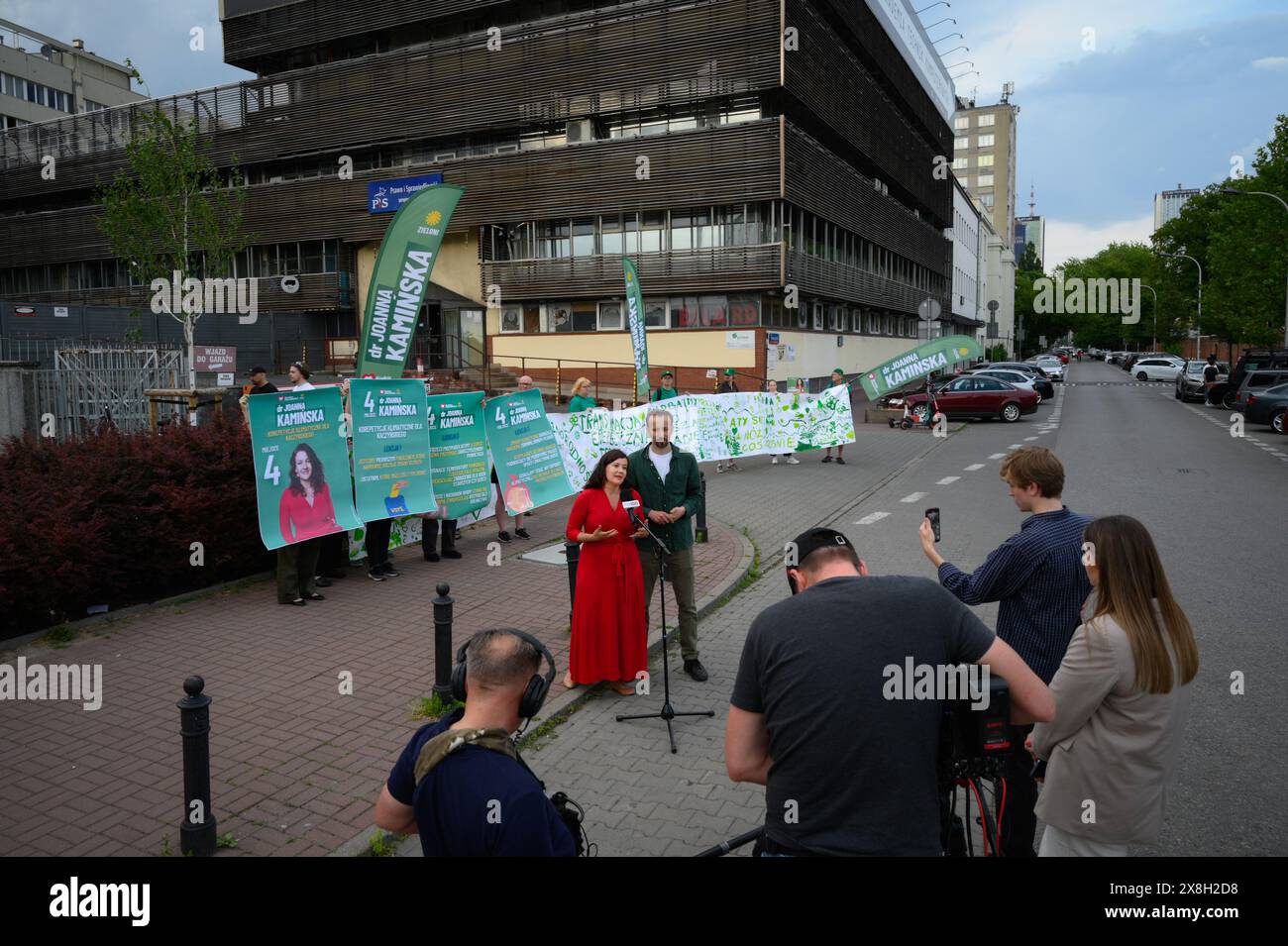 Warsaw, Mazowiecka, Poland. 25th May, 2024. JOANNA KAMINSKA (center, red dress), member of the ruling Koalicja Obywatelska party and a candidate for the upcoming European Parliament elections campaigns in front of the opposition Law and Justice pary (PiS) headquarters together with climate activists. (Credit Image: © Jaap Arriens/ZUMA Press Wire) EDITORIAL USAGE ONLY! Not for Commercial USAGE! Stock Photo