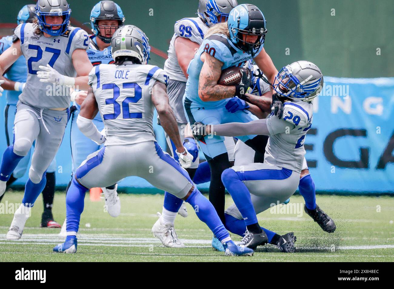 Arlington, Texas, USA. 25th May, 2024. Arlington Renegades tight end SAL CANNELLA (80) catches a pass for a good gain before being tackled by St. Louis Battlehawks safety DRAVON ASKEW-HENRY (29) during a UFL football game between the St. Louis Battlehawks and Arlington Renegades at Choctaw Stadium. Renegades win 36-22. (Credit Image: © Mark Fann/ZUMA Press Wire) EDITORIAL USAGE ONLY! Not for Commercial USAGE! Stock Photo