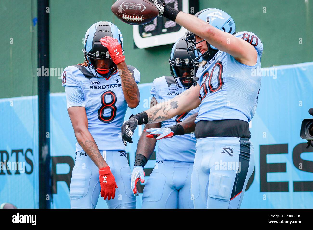 Arlington, Texas, USA. 25th May, 2024. Arlington Renegades tight end SAL CANNELLA (80) celebrates his touchdown with Arlington Renegades wide receiver TYLER VAUGHNS (8) and Arlington Renegades running back DEVEON SMITH (2) during a UFL football game between the St. Louis Battlehawks and Arlington Renegades at Choctaw Stadium. Renegades win 36-22. (Credit Image: © Mark Fann/ZUMA Press Wire) EDITORIAL USAGE ONLY! Not for Commercial USAGE! Stock Photo