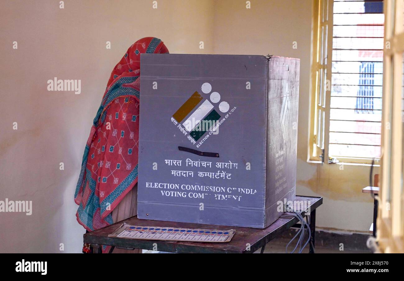 Polling Ballet GURUGRAM, INDIA - MAY 25: A woman cast her ballot at a polling station ...