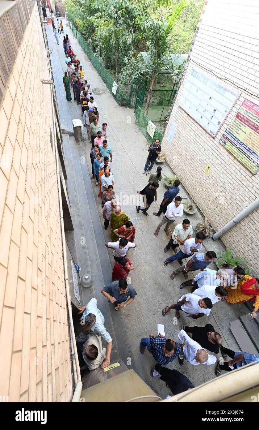 New Delhi India May 25 Voters Stand In Queue To Cast Their Votes At