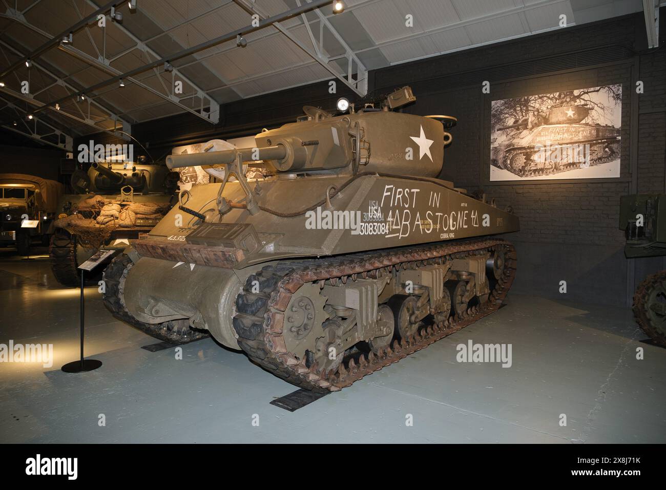 © Arnaud BEINAT/Maxppp. 2024/05/19, Bastogne, Belgique. Musée des blindes Bastogne Barracks : char américain Sherman Jumbo surblindé portant les marquages du char du même type qui fut le premier à briser l'encerclement de Bastogne encerclée. English : American tank Sherman over armored version named Jumbo. Credit: MAXPPP/Alamy Live News Stock Photo