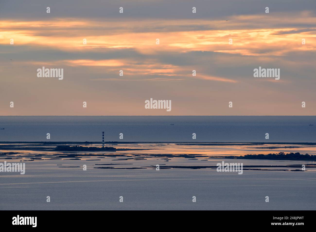 ENG Lighthouse and Punta de la Banya in a winter sunrise, seen from La