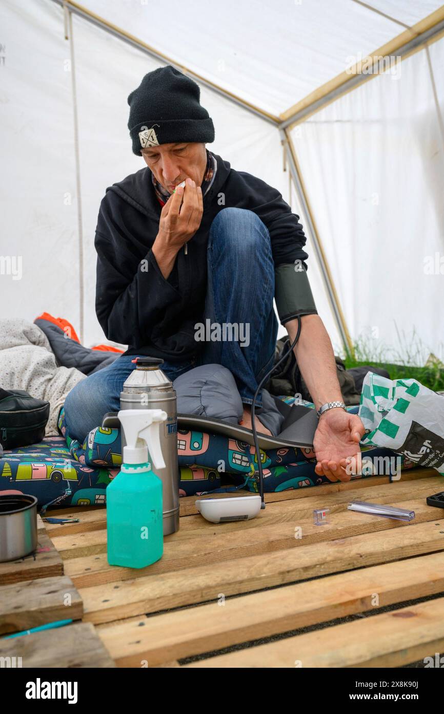 Wolfgang Metzeler-Kick having his body temperature and blood pressure measured on the 78th day of his hunger strike. Hunger strike camp Stock Photo