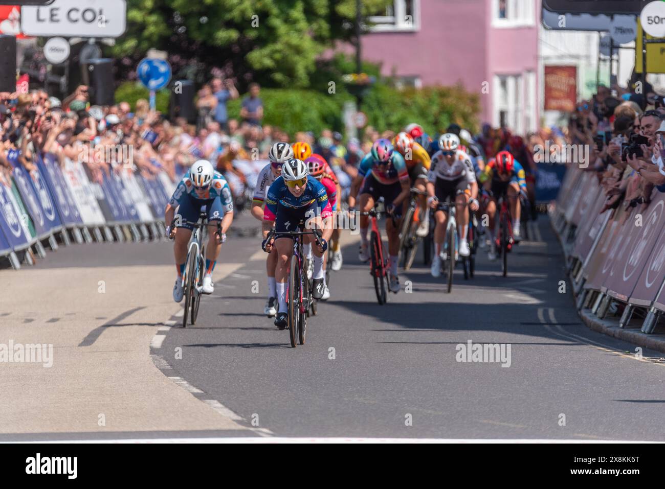 Lorena Wiebes sprinting towards the finish win in the 2024