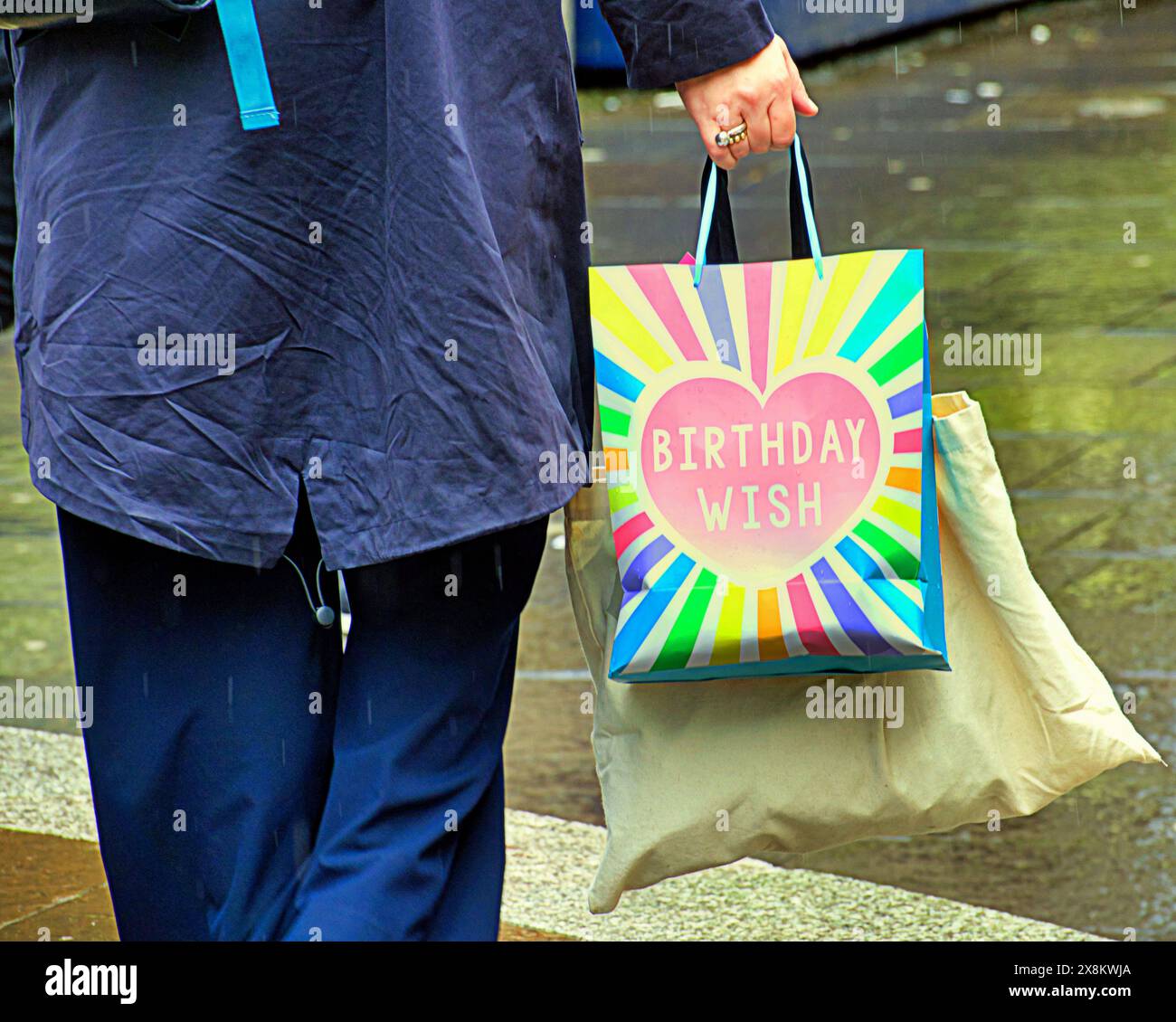 Glasgow, Scotland, UK. 26th May, 2024: UK Weather: Wet day as locals and tourists in the city walked on the style mile on buchanan street, the shiopping capital of scotland at lunchtime. Credit Gerard Ferry/Alamy Live News Stock Photo