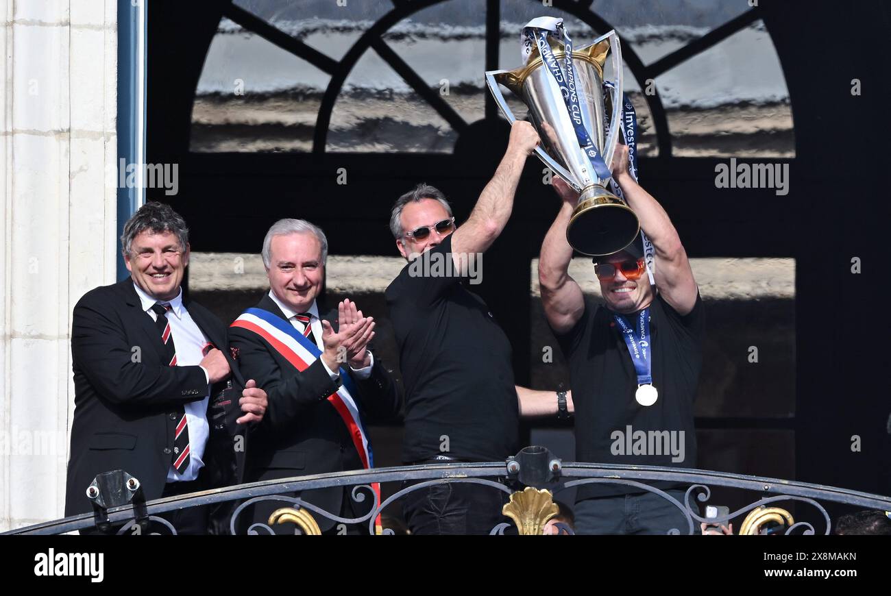 Toulouse, France. 26th May, 2024. © PHOTOPQR/LA DEPECHE DU MIDI/MICHEL VIALA ; TOULOUSE ; 26/05/2024 ; DDM-MICHEL VIALA PLACE DU CAPITOLE LE RETOUR DU STADE TOULOUSAIN AVEC LA CHAMPIONS CUP le maire de Toulouse Jean-luc Moudenc Stade Toulousain's players hold the Champions Cup trophy in Toulouse, south-western France, on May 26, 2024. Credit: MAXPPP/Alamy Live News Stock Photo