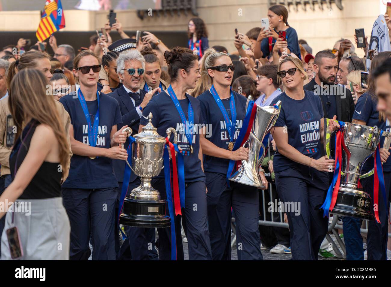 The players of FC Barcelona Femeni receive the European champions at