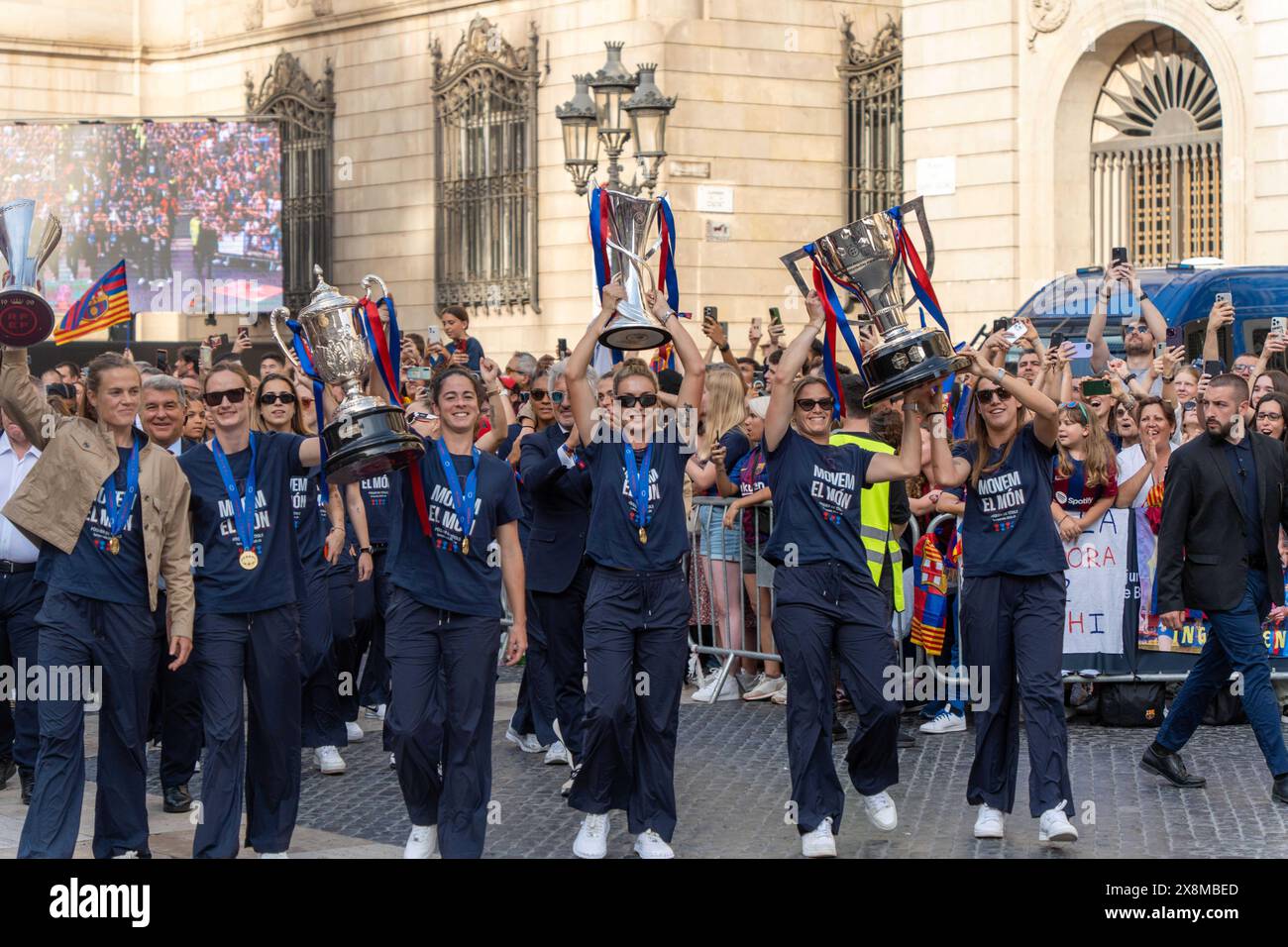 The players of FC Barcelona Femeni receive the European champions at