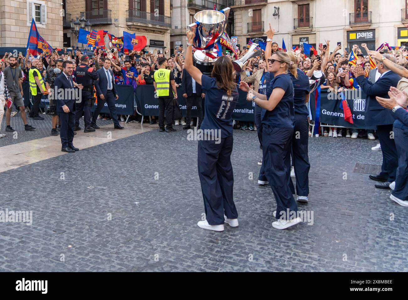 The players of FC Barcelona Femeni receive the European champions at