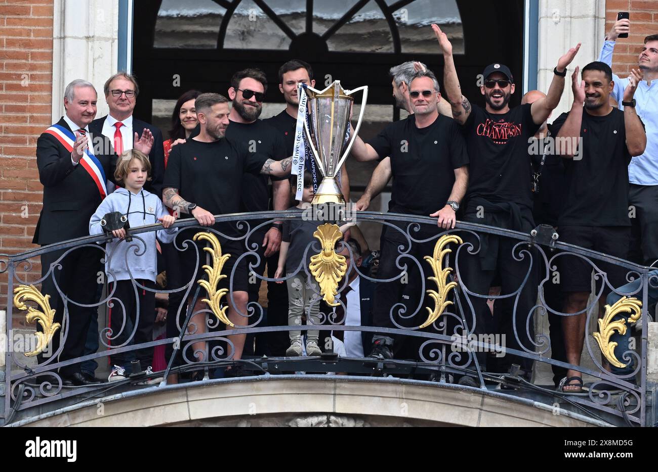 Toulouse, France. 26th May, 2024. © PHOTOPQR/LA DEPECHE DU MIDI/MICHEL VIALA ; TOULOUSE ; 26/05/2024 ; DDM-MICHEL VIALA PLACE DU CAPITOLE LE RETOUR DU STADE TOULOUSAIN AVEC LA CHAMPIONS CUP Stade Toulousain's players hold the Champions Cup trophy in Toulouse, south-western France, on May 26, 2024. Credit: MAXPPP/Alamy Live News Stock Photo