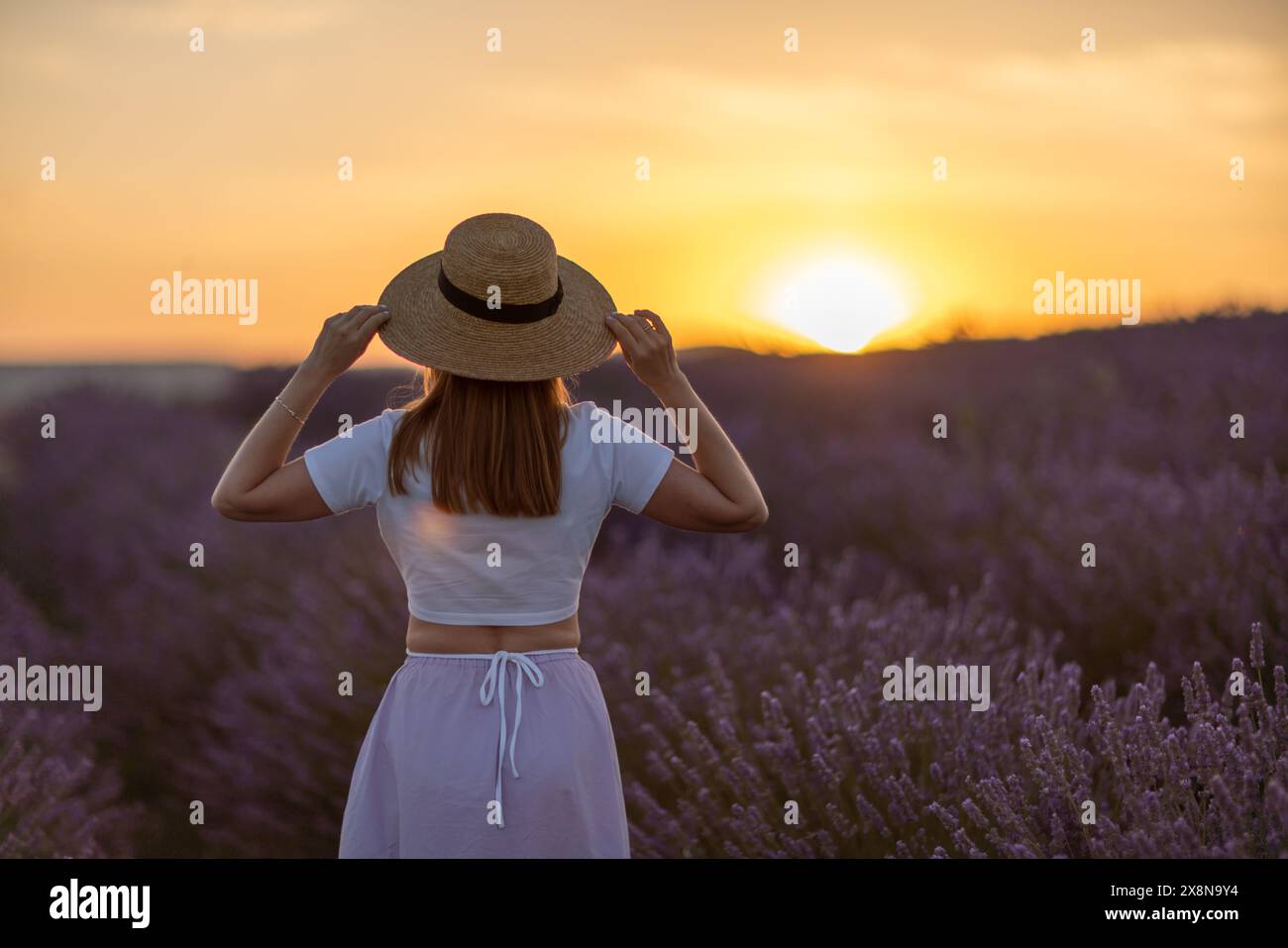 Woman straw hat back farm hi-res stock photography and images - Alamy