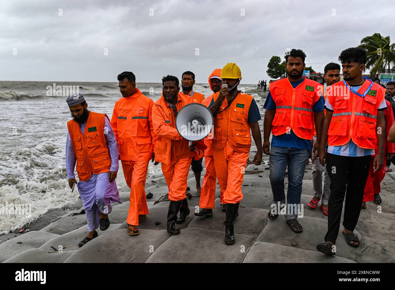 Dhaka Bangladesh 26th May 2024 Bangladeshi Volunteers Warn People
