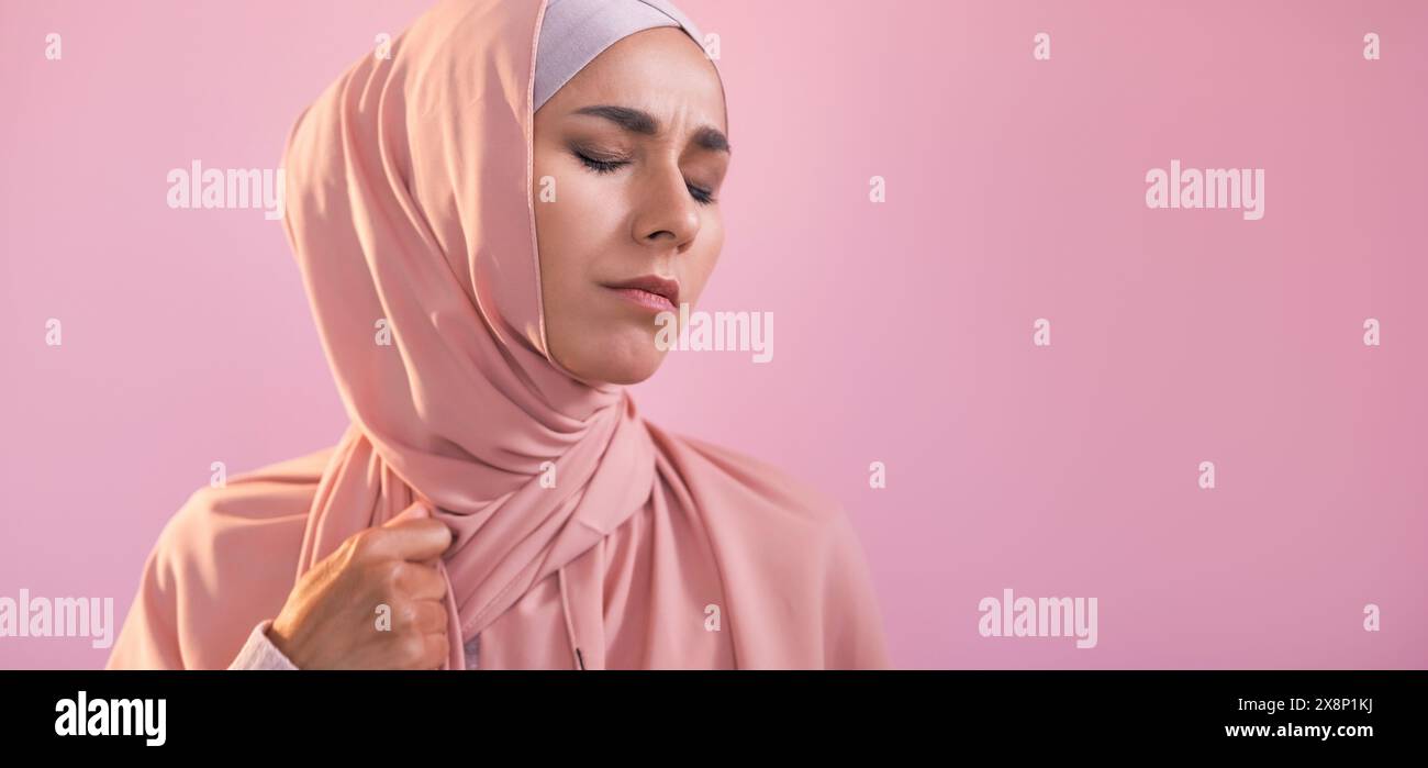 Islamic female in hijab sad hi-res stock photography and images - Alamy