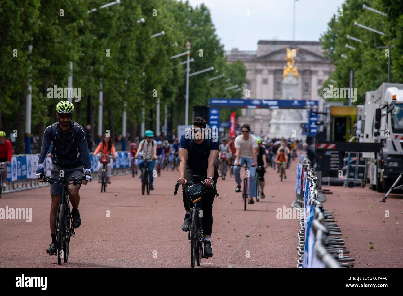 Palace to palace bike ride london hi res stock photography and images Page 3 Alamy