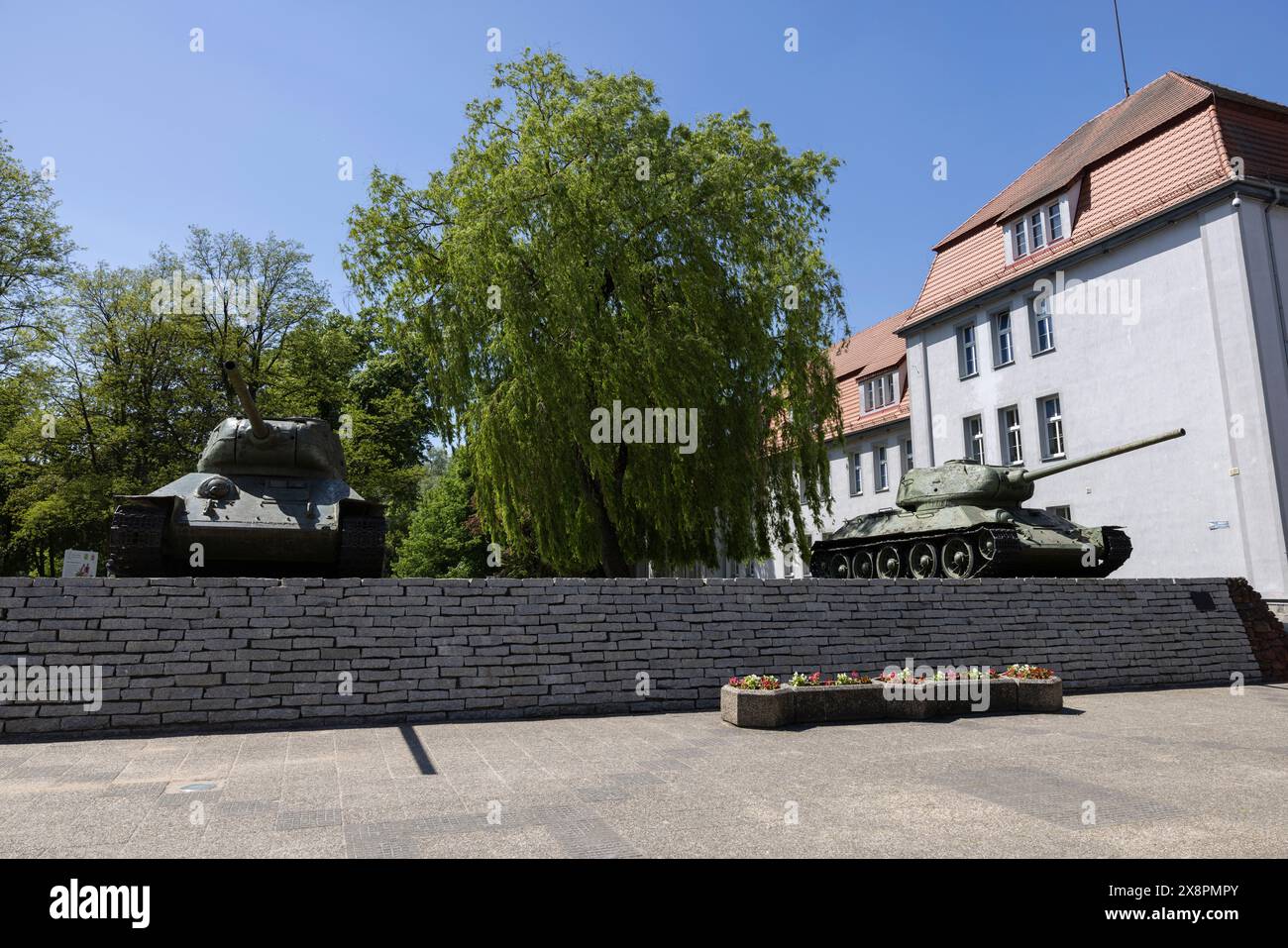 Drawsko Pomorskie, two Soviet T-34/85 tanks stand next to the primary school, in the West Pomeranian Voivodeship, in northwestern Poland, Europe Stock Photo