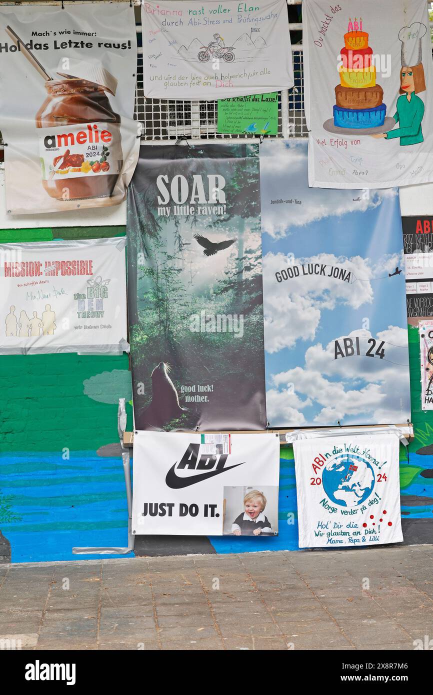 21.05.2024 Plakate und Transparente mit guten Wünschen zur Unterstützung bei den Abitur Prüfungen mündlich und schriftlich (Foto: Peter Henrich) Stock Photo