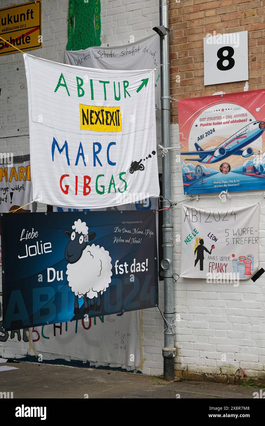 21.05.2024 Plakate und Transparente mit guten Wünschen zur Unterstützung bei den Abitur Prüfungen mündlich und schriftlich (Foto: Peter Henrich) Stock Photo