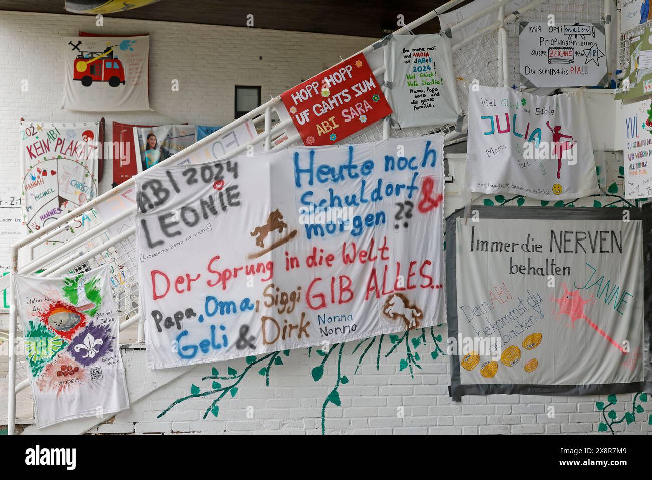 21.05.2024 Plakate und Transparente mit guten Wünschen zur Unterstützung bei den Abitur Prüfungen mündlich und schriftlich (Foto: Peter Henrich) Stock Photo