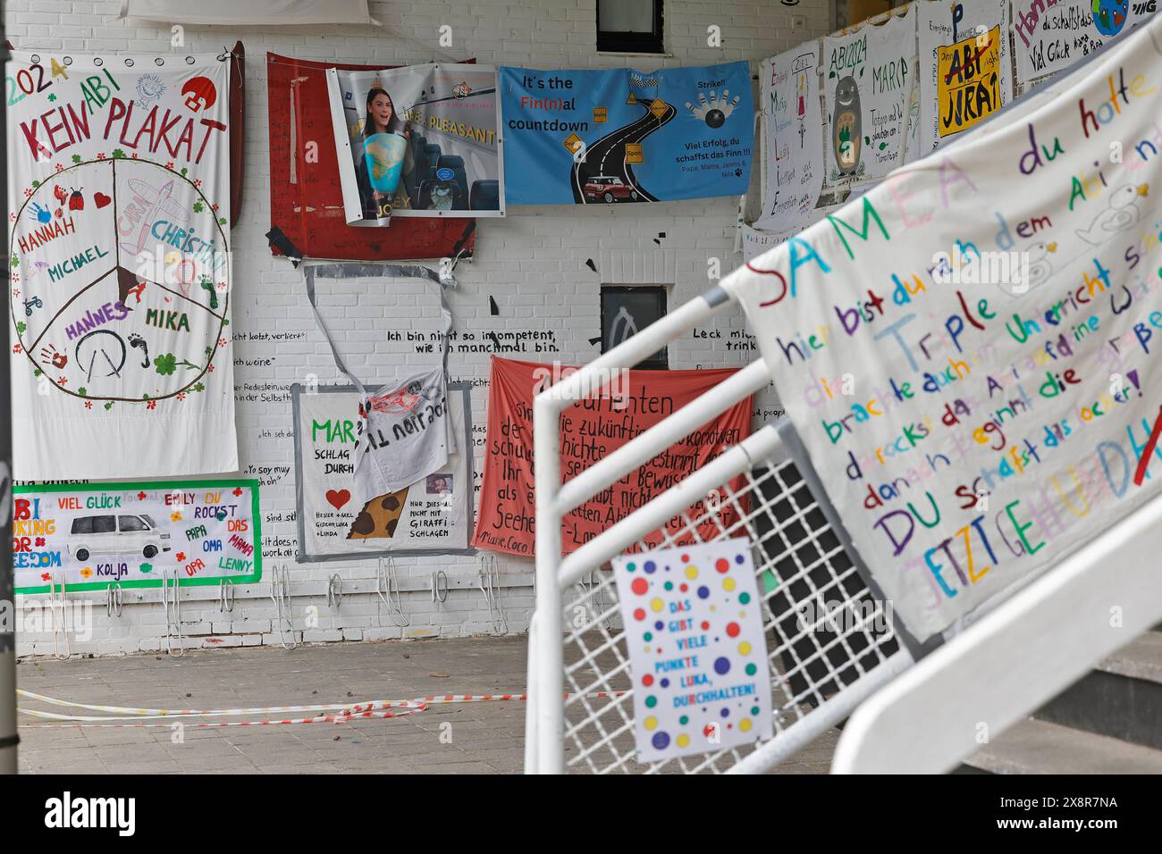 21.05.2024 Plakate und Transparente mit guten Wünschen zur Unterstützung bei den Abitur Prüfungen mündlich und schriftlich (Foto: Peter Henrich) Stock Photo