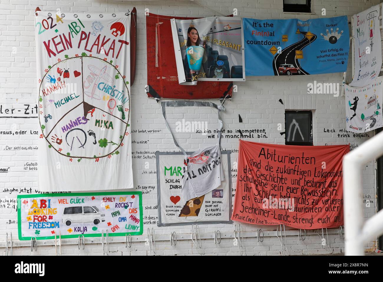 21.05.2024 Plakate und Transparente mit guten Wünschen zur Unterstützung bei den Abitur Prüfungen mündlich und schriftlich (Foto: Peter Henrich) Stock Photo