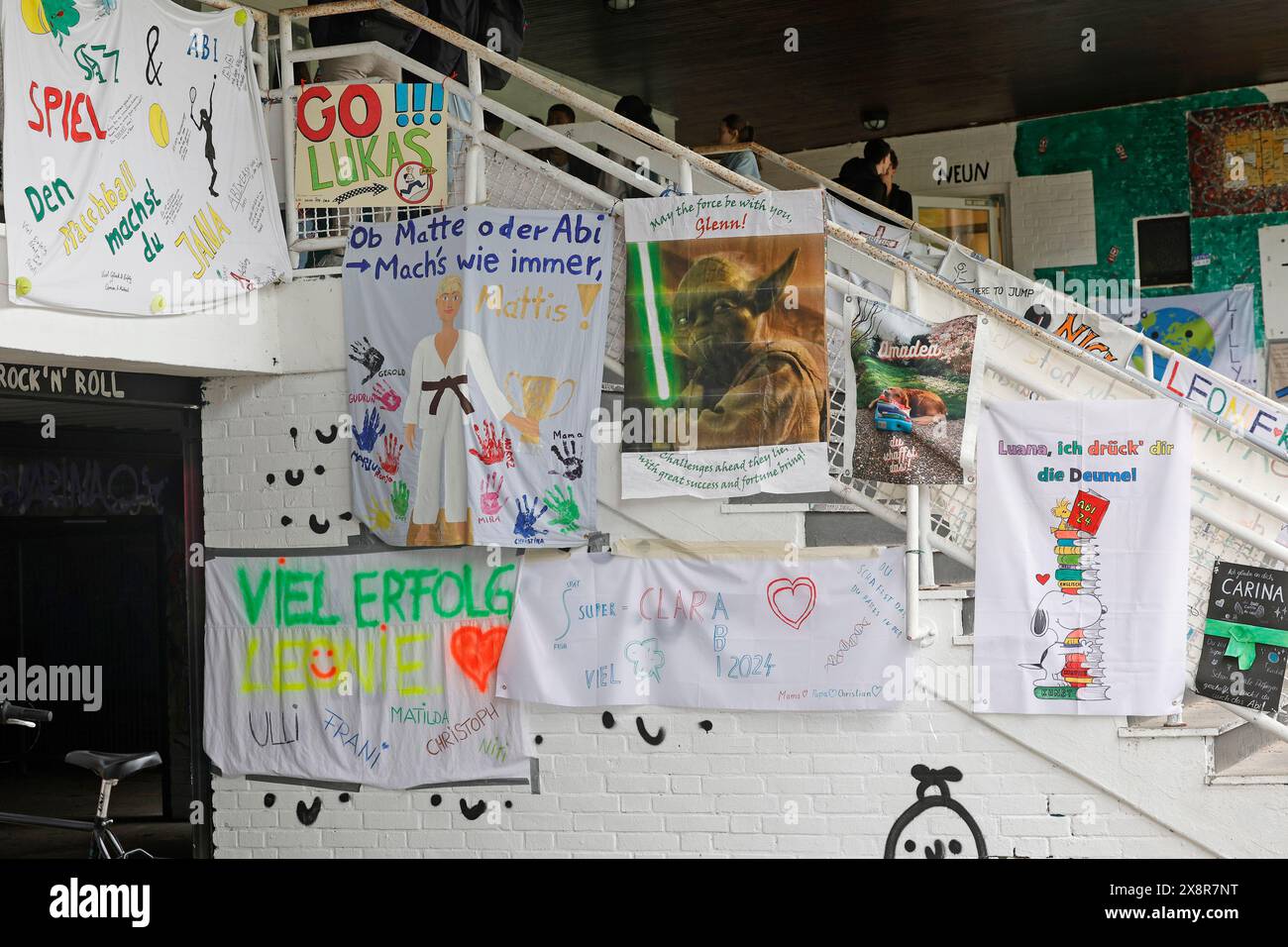 21.05.2024 Plakate und Transparente mit guten Wünschen zur Unterstützung bei den Abitur Prüfungen mündlich und schriftlich (Foto: Peter Henrich) Stock Photo