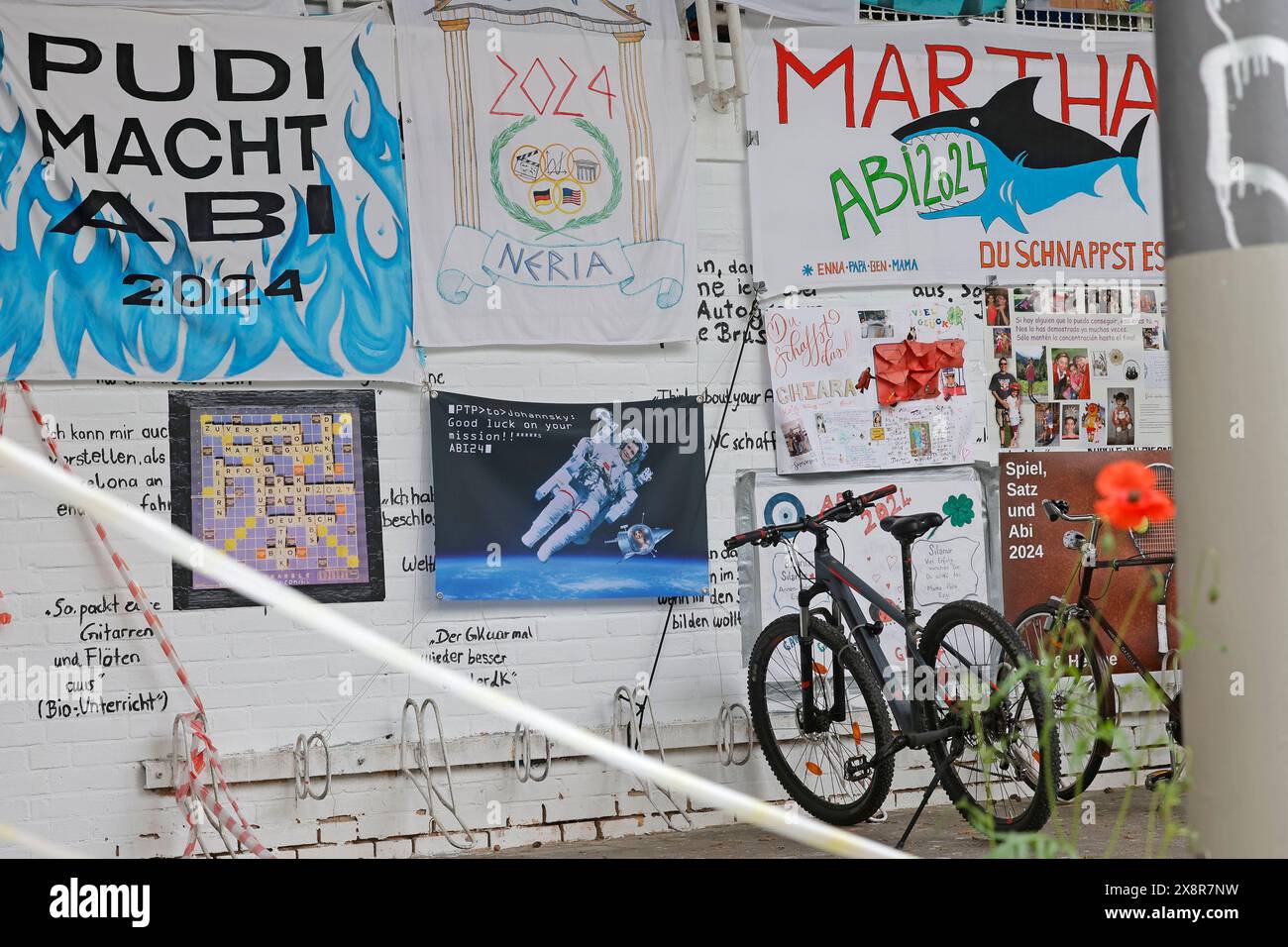 21.05.2024 Plakate und Transparente mit guten Wünschen zur Unterstützung bei den Abitur Prüfungen mündlich und schriftlich (Foto: Peter Henrich) Stock Photo